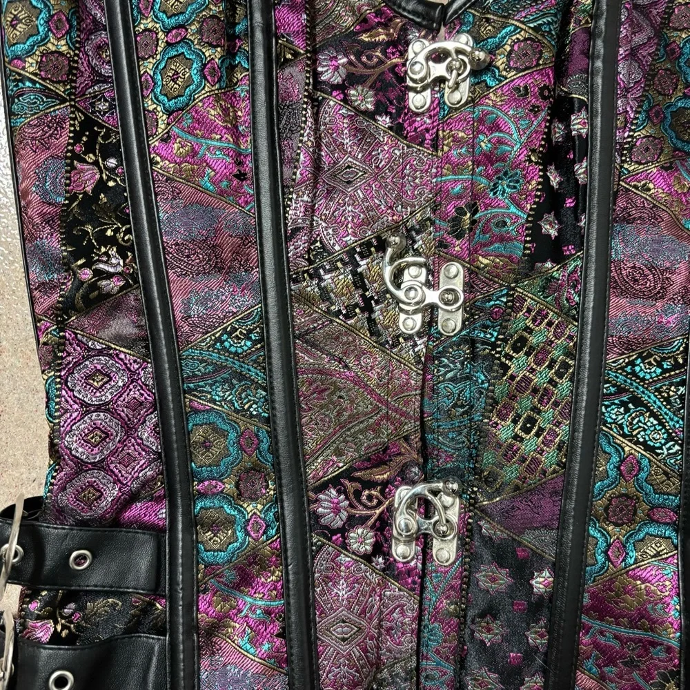 Gothic corset with buckles size medium - Picture 3 of 8